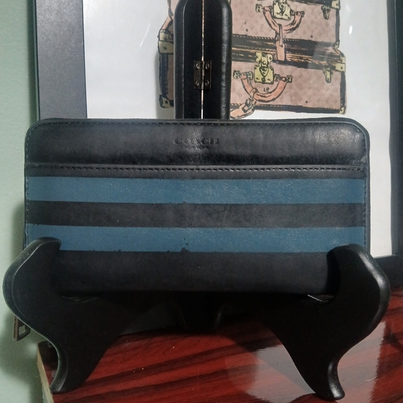 Coach Handbags - VGUC Coach Stripe Wallet